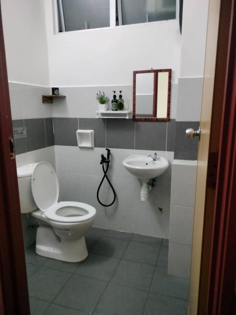 Homestay Budget Kuala Terengganu Tulipsia House Exterior foto